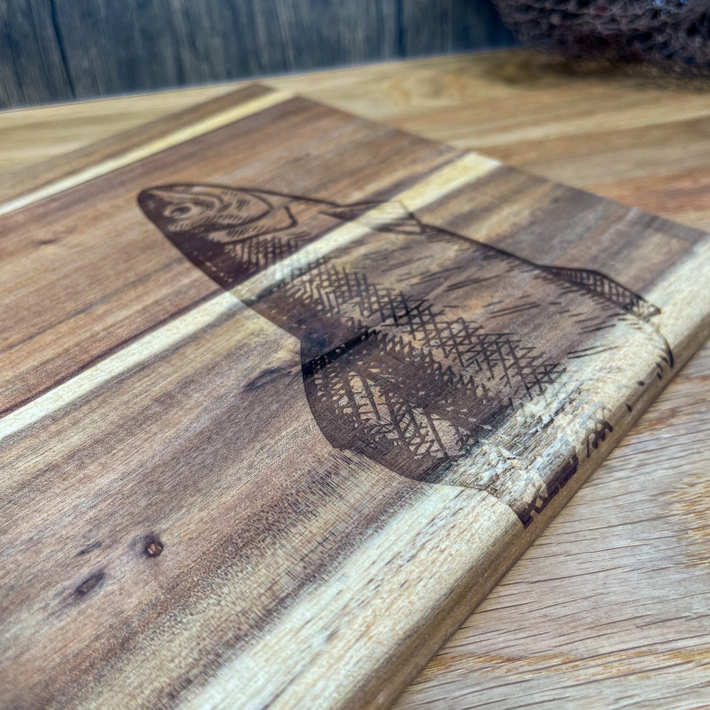 Servierbrett "Hering" mit Griff aus Akazie | 45x22cm - INSELLIEBE USEDOM