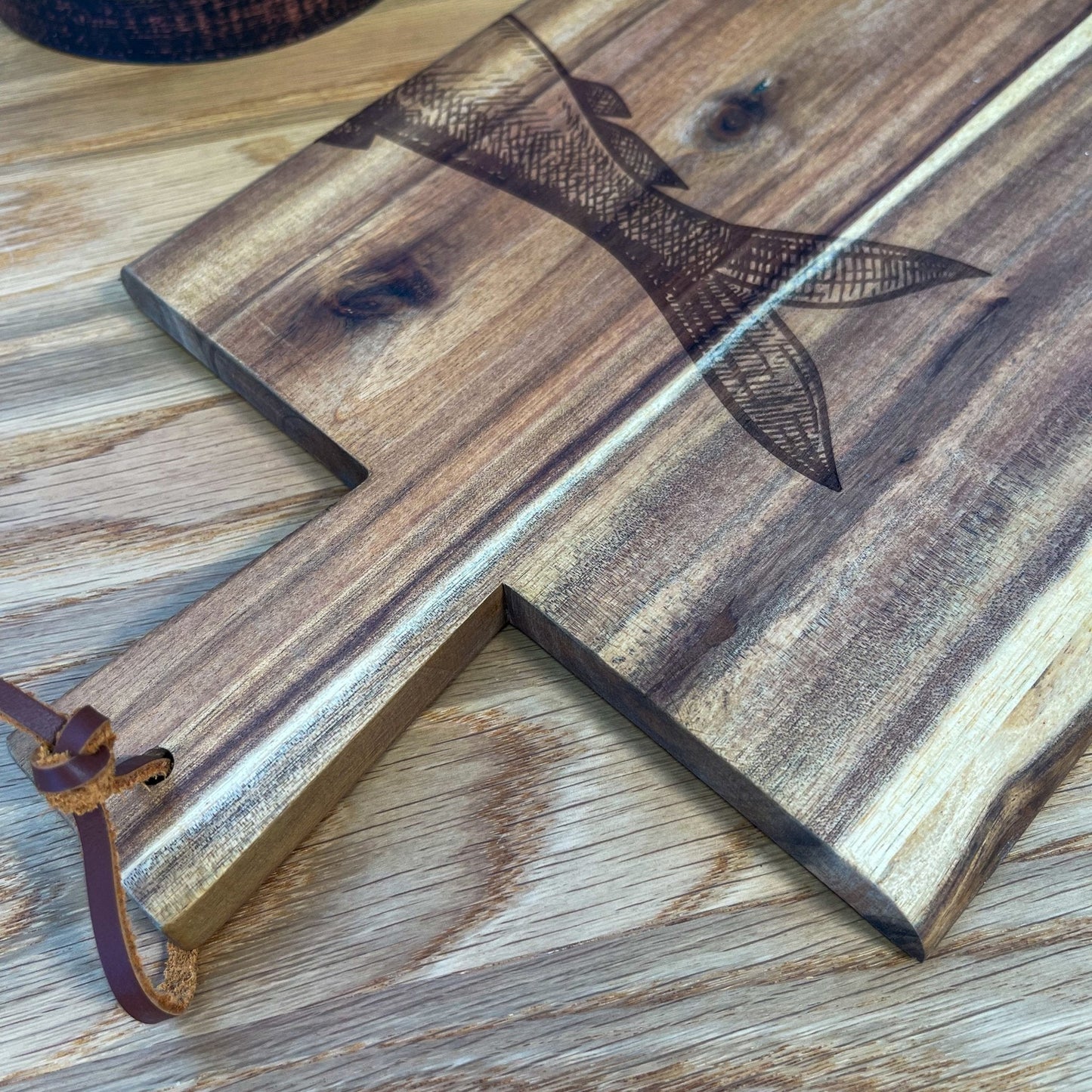 Servierbrett "Hering" mit Griff aus Akazie | 45x22cm - INSELLIEBE USEDOM